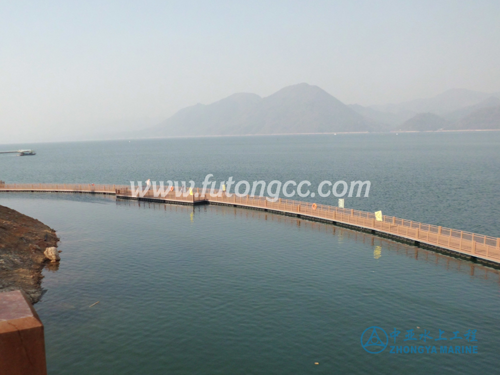 Taiping Lake Landscape Wooden Plank Road