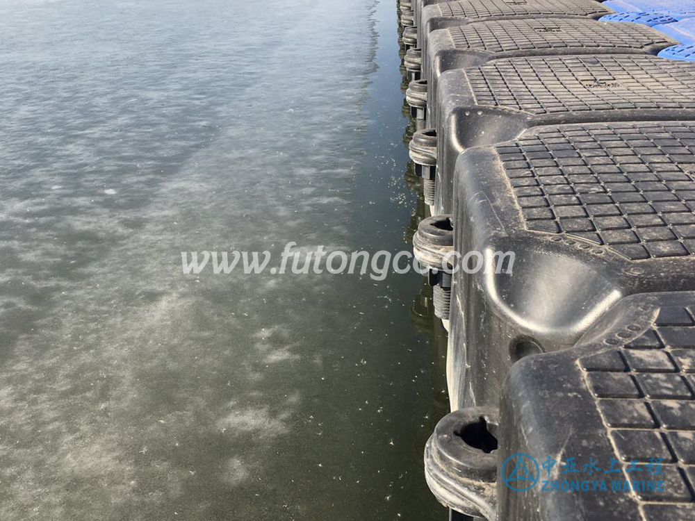 Floating wharf in freezing weather in the north