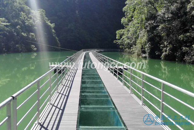 重庆云阳清水湖玻璃浮桥