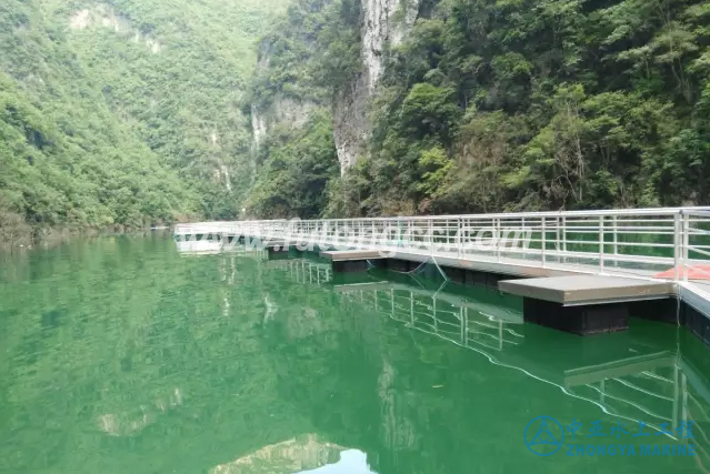 重庆云阳清水湖玻璃浮桥