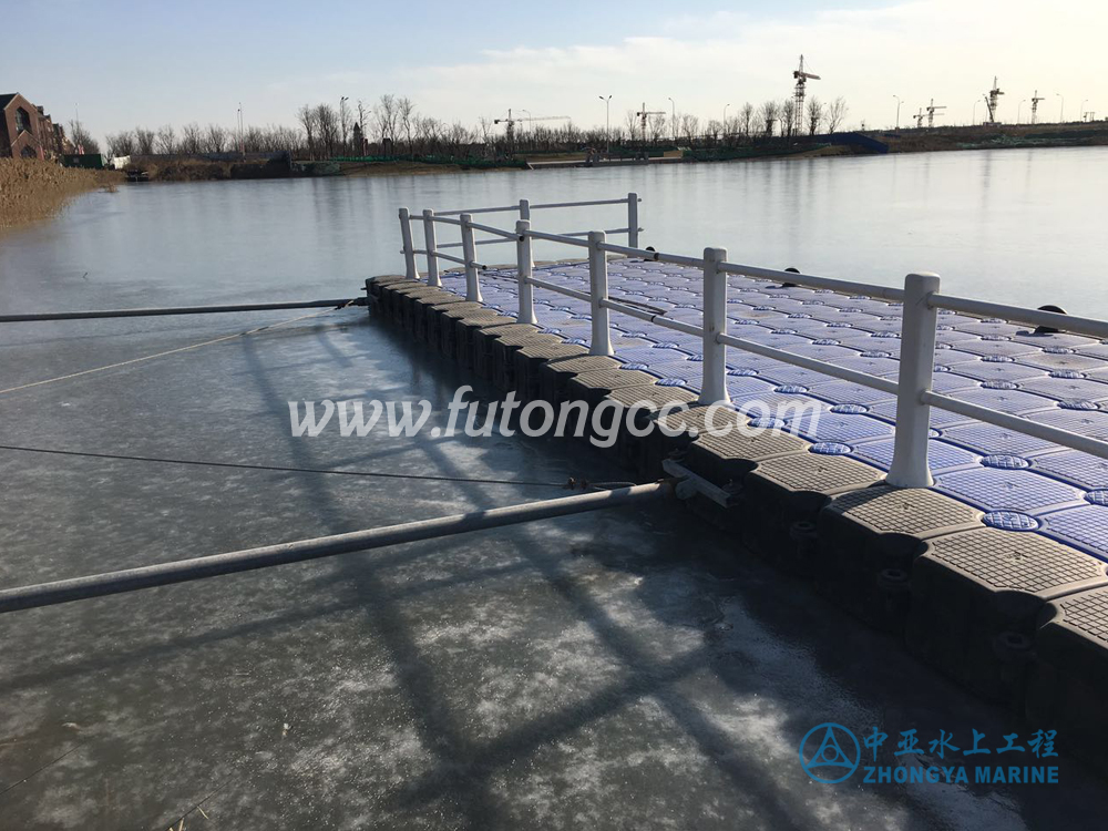 Floating wharf in freezing weather in the north